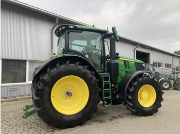Traktor John Deere 6R250: 2 kép. Traktor John Deere 6R250: 2 kép.