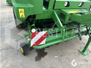 Bálázó John Deere V461M: 5 kép.