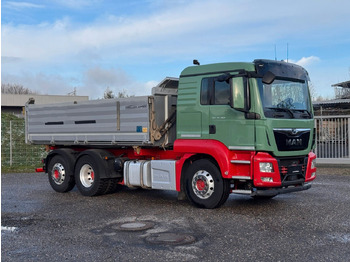 Billenőplatós teherautó MAN