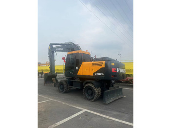 Gumikerekes kotró HYUNDAI R210