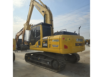 Kotrógép KOMATSU PC200-8: 2 kép. Kotrógép KOMATSU PC200-8: 2 kép.