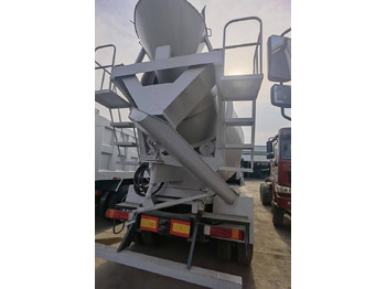 Betonmixer Sinotruk HOWO 371 Concrete mixer truck: 4 kép.