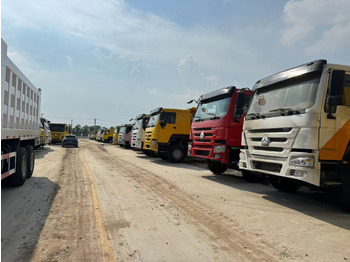 Billenőplatós teherautó SINOTRUK HOWO