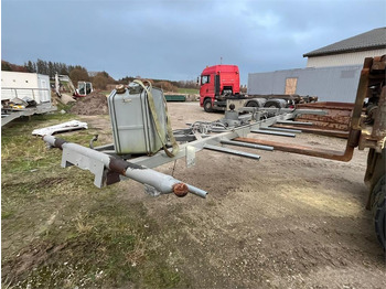 Pótkocsi billenőplatós