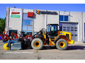 Gumikerekes homlokrakodó JCB 437