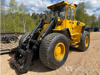 Gumikerekes homlokrakodó VOLVO L90