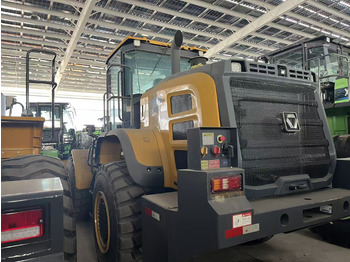 Gumikerekes homlokrakodó XCMG official XC948 4.5ton wheel loader hydraulic with diesel engine in stock: 3 kép. Gumikerekes homlokrakodó XCMG official XC948 4.5ton wheel loader hydraulic with diesel engine in stock: 3 kép.