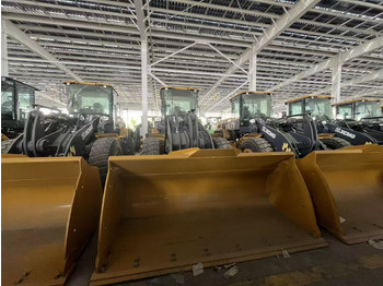 Gumikerekes homlokrakodó XCMG official XC948 4.5ton wheel loader hydraulic with diesel engine in stock: 4 kép. Gumikerekes homlokrakodó XCMG official XC948 4.5ton wheel loader hydraulic with diesel engine in stock: 4 kép.