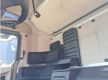 Ponyvás teherautó Mercedes-Benz Actros 2542, 6X2: 5 kép.