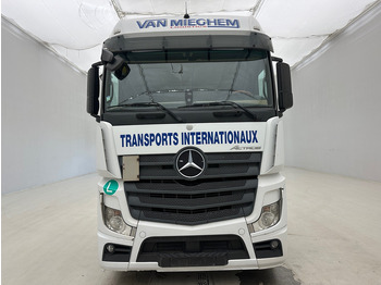 Nyergesvontató Mercedes-Benz Actros 1842: 2 kép. Nyergesvontató Mercedes-Benz Actros 1842: 2 kép.
