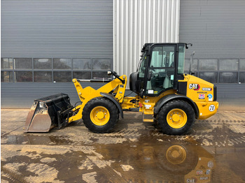 Gumikerekes homlokrakodó CATERPILLAR 908M