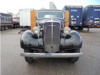 Platós teherautó Chevrolet 1 1/2 TON FLATBED: 2 kép.