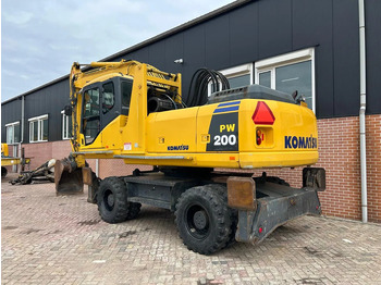 Gumikerekes kotró Komatsu PW200: 2 kép.
