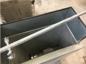 Papírvágó gép Polar Mohr chip extraction hopper: 3 kép. Papírvágó gép Polar Mohr chip extraction hopper: 3 kép.