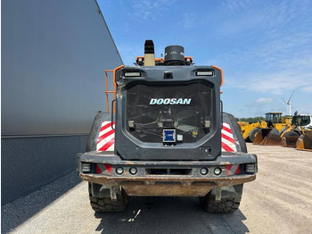 Gumikerekes homlokrakodó Doosan DL 420-7 (CDC): 4 kép.