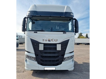 Nyergesvontató IVECO