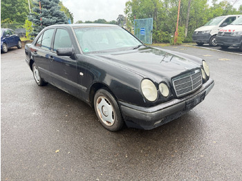 Szedán MERCEDES-BENZ
