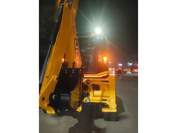 Új Kotrórakodó JCB 3DX PLUS: 4 kép.