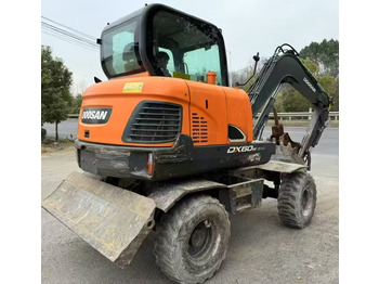 Gumikerekes kotró Doosan DX60: 3 kép.