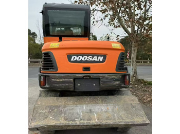 Gumikerekes kotró Doosan DX60: 5 kép.