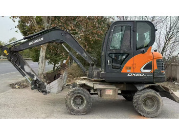 Gumikerekes kotró Doosan DX60: 4 kép.