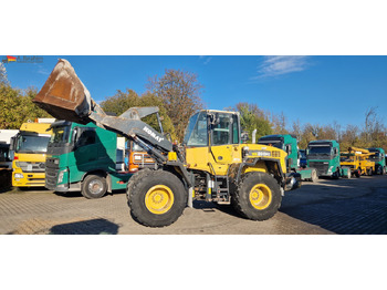 Gumikerekes homlokrakodó KOMATSU WA200