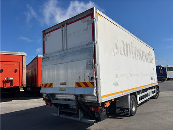 Hűtős teherautó Iveco 140E25: 4 kép. Hűtős teherautó Iveco 140E25: 4 kép.