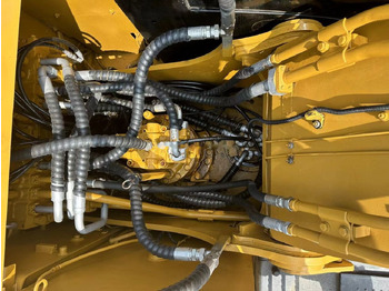 Lánctalpas kotró Caterpillar 320D: 3 kép. Lánctalpas kotró Caterpillar 320D: 3 kép.