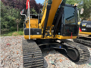 Lánctalpas kotró Caterpillar 320D: 4 kép. Lánctalpas kotró Caterpillar 320D: 4 kép.