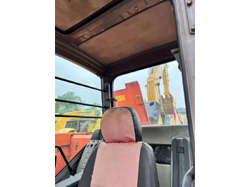 Lánctalpas kotró Hitachi ZX135: 3 kép.