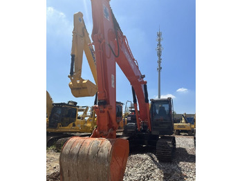 Lánctalpas kotró Hitachi ZX200: 2 kép. Lánctalpas kotró Hitachi ZX200: 2 kép.