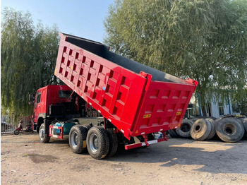 Billenőplatós teherautó Howo 371 6X4: 4 kép.