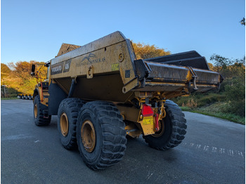 Csuklós dömper Volvo A25G på hvite skilt: 3 kép.