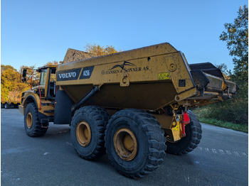 Csuklós dömper Volvo A25G på hvite skilt: 4 kép.