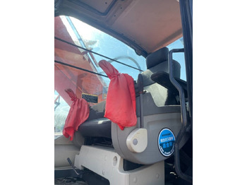 Lánctalpas kotró Hitachi ZX 240: 2 kép. Lánctalpas kotró Hitachi ZX 240: 2 kép.