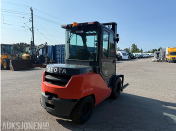 Anyagmozgató gép 2019 Toyota 40-8FD45N Dieselmotvektstruck - KUN 1120 timer: 5 kép.