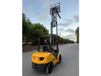 Dízel targonca New arriver second hand Komatsu FD30 forklift with good performance cheap used forklift for sale: 3 kép.