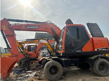 Gumikerekes kotró DOOSAN