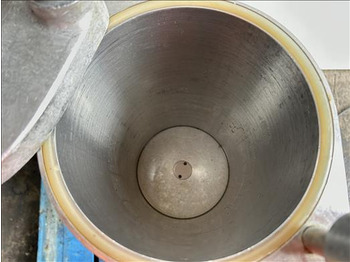 Élelmiszer-feldolgozó gép Ramon SC13 Sausage filler: 3 kép. Élelmiszer-feldolgozó gép Ramon SC13 Sausage filler: 3 kép.