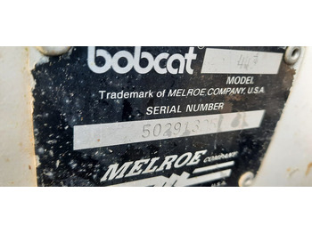 Mini homlokrakodó Bobcat 443 4x4 Radlader: 4 kép.