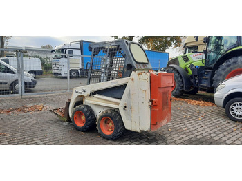 Mini homlokrakodó Bobcat 443 4x4 Radlader: 3 kép.