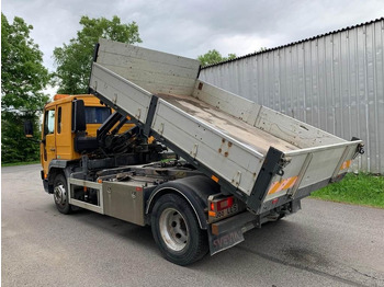 Billenőplatós teherautó Volvo FL615 + HIAB 027-2: 2 kép.