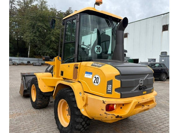 Gumikerekes homlokrakodó Volvo L 35 G: 4 kép. Gumikerekes homlokrakodó Volvo L 35 G: 4 kép.