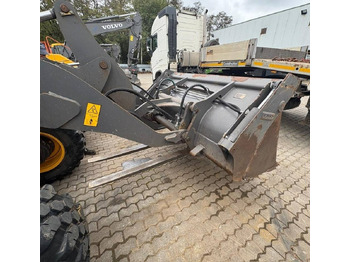 Gumikerekes homlokrakodó Volvo L 35 G: 5 kép. Gumikerekes homlokrakodó Volvo L 35 G: 5 kép.