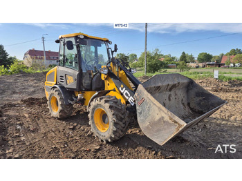 Gumikerekes homlokrakodó JCB 407
