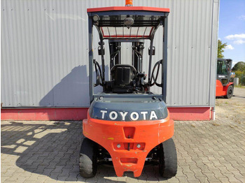 Elektromos targonca Toyota 8FBMT40: 4 kép.
