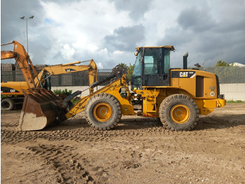 Gumikerekes homlokrakodó CATERPILLAR 930