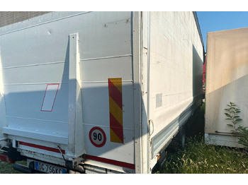Ponyvás teherautó Renault MIDLUM 215.10: 4 kép.