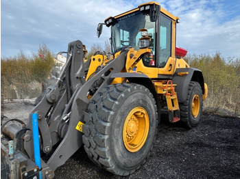 Gumikerekes homlokrakodó VOLVO L90H