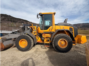 Gumikerekes homlokrakodó VOLVO L90H